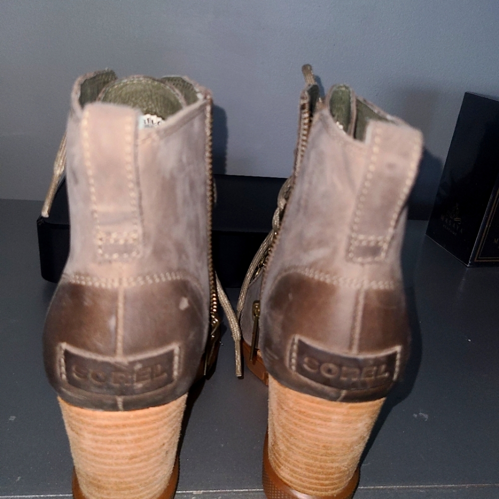 Women's wedge boots with box